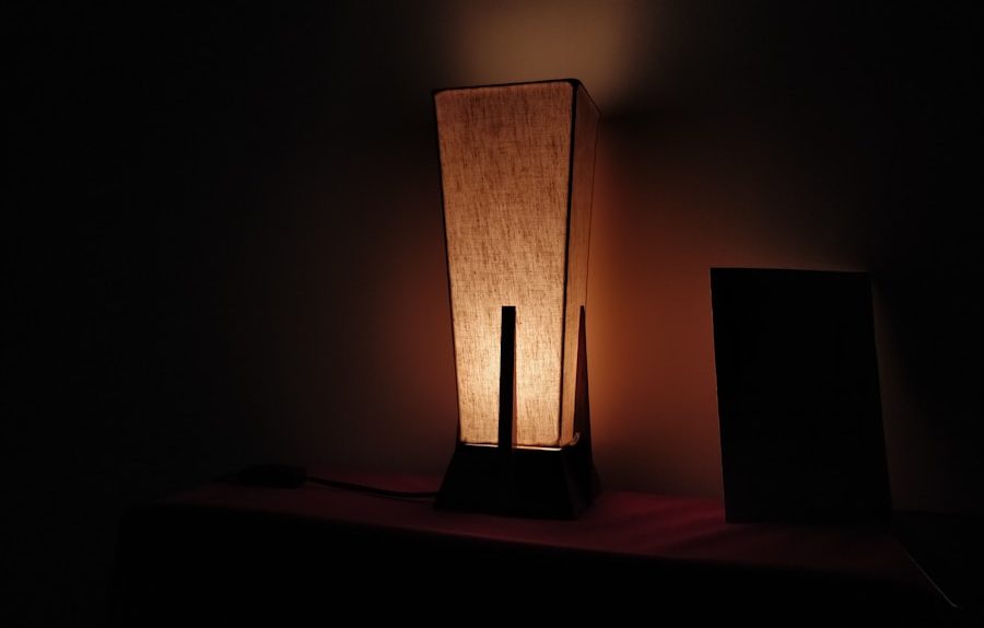 Photo Acrylic carved table lamp