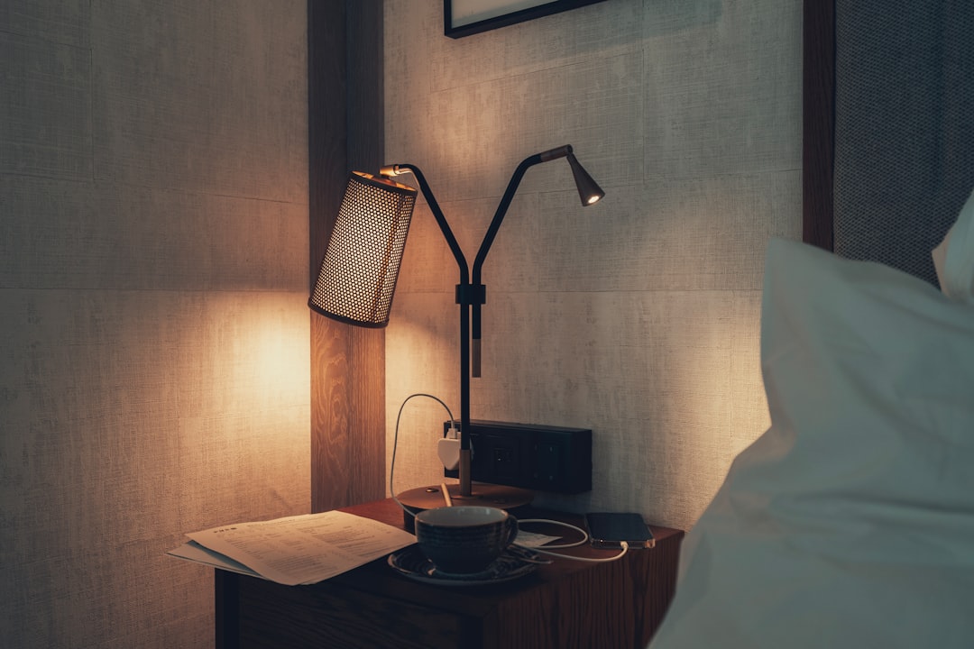 Vintage French-Inspired LED Bedside Table Lamp for Retro Bedrooms